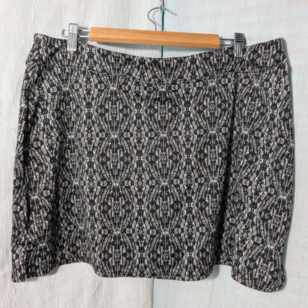 Tranquility by Colorado Clothing Black and White Rhombi Print Athletic Skort